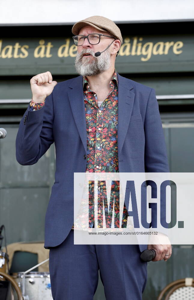 STOCKHOLM 20220807 Kalle Lind moderated the presentation of the Cornelis Prize to Douglas Dogge León during a ceremony at Mosebacketerrassen in Stockholm Stockholm Sweden