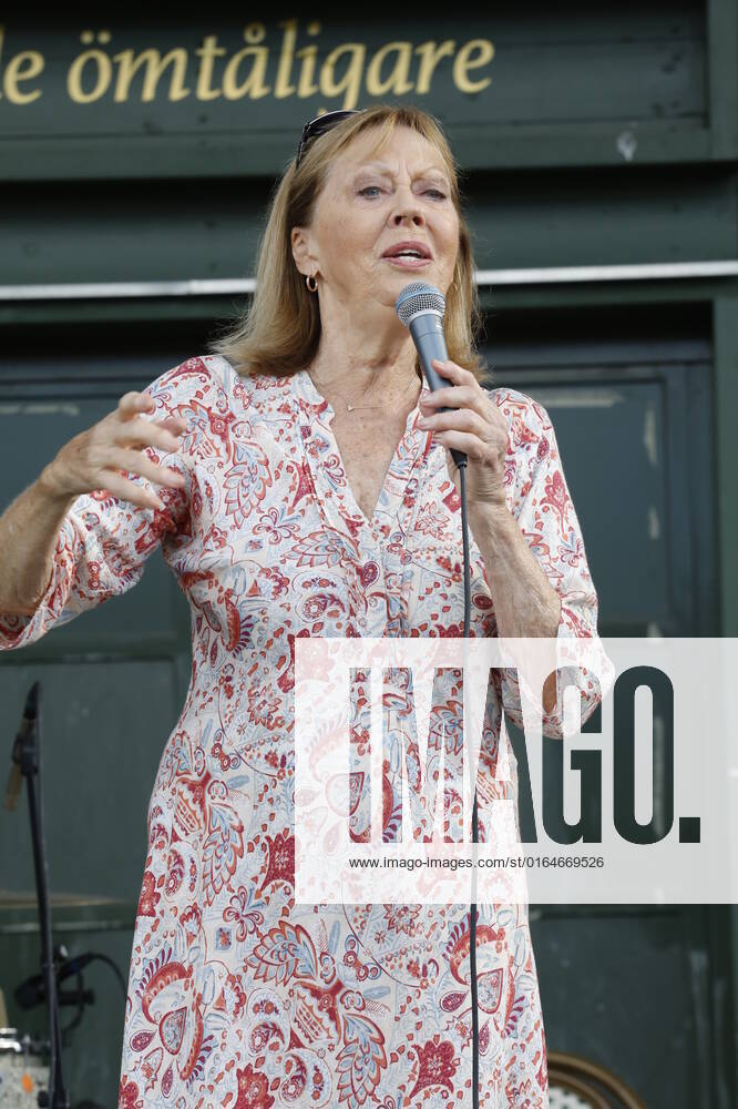 STOCKHOLM 20220807 Lill Lindfors sang as the Cornelis Prize was awarded to Douglas Dogge León during a ceremony at Mosebacketerrassen in Stockholm Stockholm Sweden