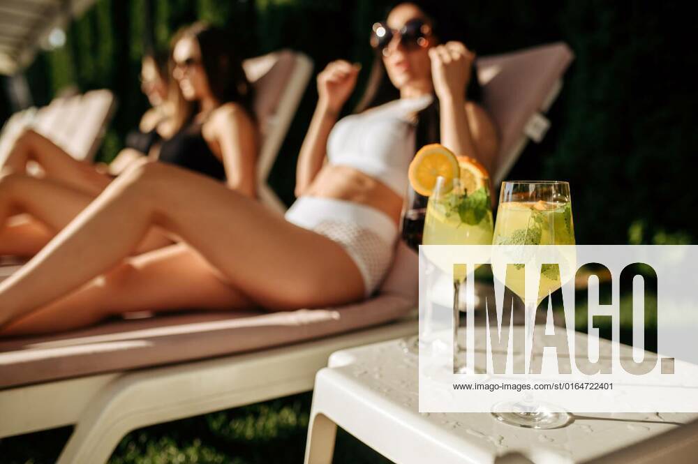 Fresh coctails, women leisures on background, Fresh coctails, women leisures on sunbeds on background. Beautiful girls relax at the poolside in sunny day, summer vacation of attractive girlfriends, Fresh coctails, women leisures on sunbeds on background. Beautiful girls relax at the poolside in sunny day, summer vacation of attractive girlfriends model released, Symbolfoto , 29.07.2020,