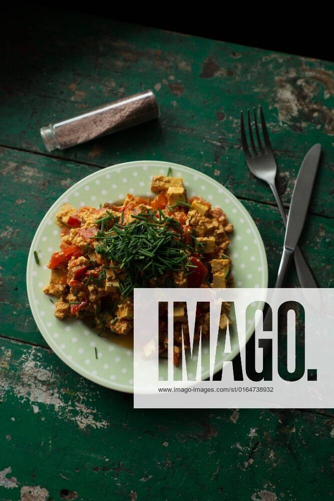 Veganes Rührei mit Räuchertofu, Schnittlauch und Salz