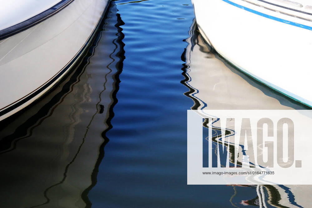 IMAGO Creative: Ende des Sommers Abstract boat reflections