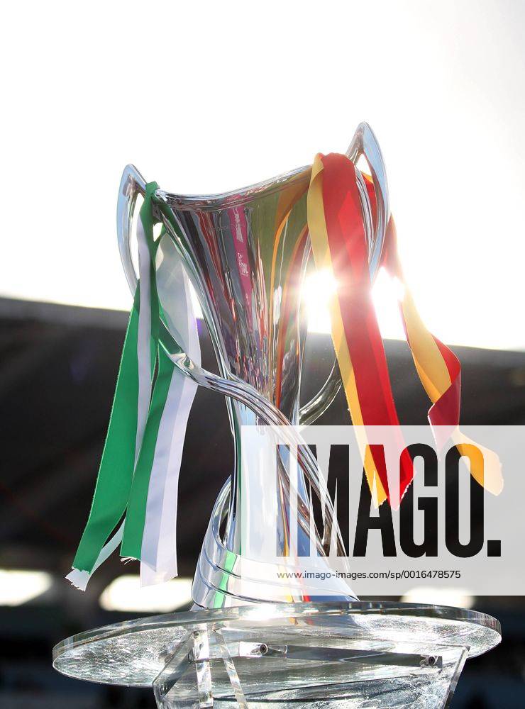 Fussball, Frauen Champions-League, Tyresö FF - VfL Wolfsburg, v.li.: Symbolfoto, Symbolbild, Feature Pokal