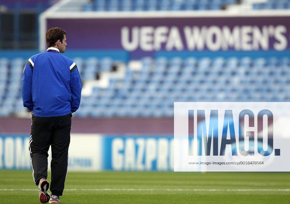 Fussball, Frauen Champions-League, Tyresö FF - VfL Wolfsburg, v.li.: Trainer Ralf Kellermann (VfL Wolfsburg) Einzelbild vor dem Spiel