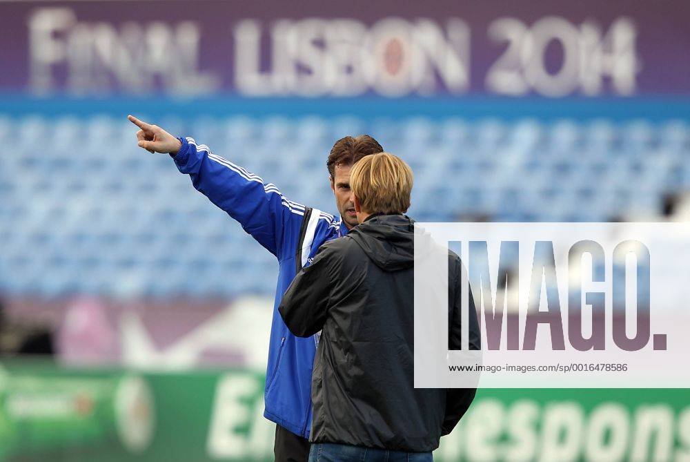 Fussball, Frauen Champions-League, Tyresö FF - VfL Wolfsburg, v.li.: Trainer Ralf Kellermann (VfL Wolfsburg) und Trainer Head Coach Tony Gustavsson (Tyresö FF) im Gespräch vor dem Spiel