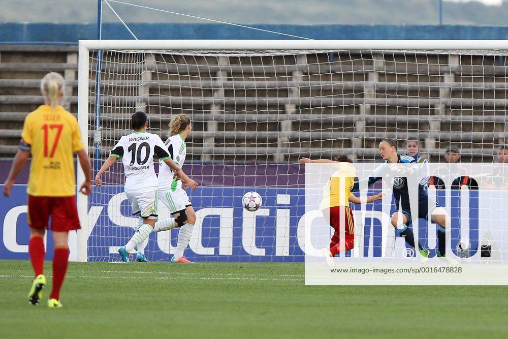 Fussball, Frauen Champions-League, Tyresö FF - VfL Wolfsburg, v.li.: Caroline Seger (Tyresö FF), Selina Wagner (VfL Wolfsburg), Josephine Henning (VfL Wolfsburg), Veronica Boquete (Tyresö FF) erzielt das Tor zum , scores the goal 2:0, Almuth Schult (VfL Wolfsburg)