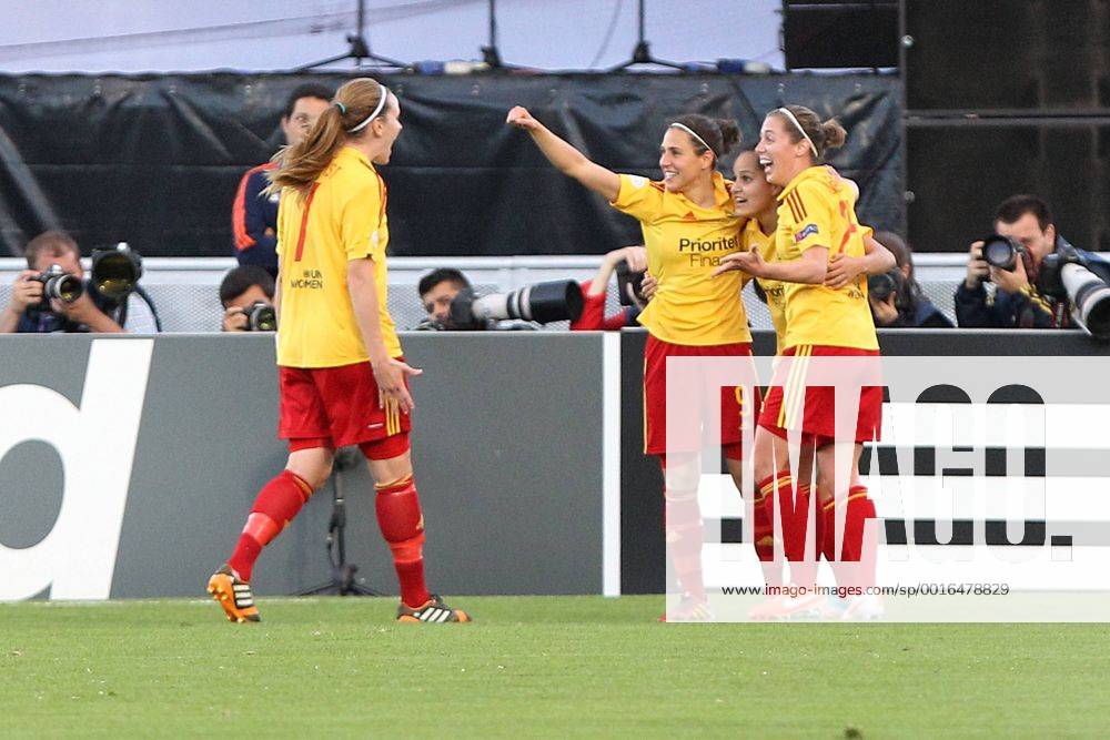 Fussball, Frauen Champions-League, Tyresö FF - VfL Wolfsburg, v.li.: Lisa Dahlkvist (Tyresö FF), Veronica Boquete (Tyresö FF), Maghan Klingenberg (Tyresö FF) mit Torjubel, celebrate the goal, goal celebration, Jubel über das Tor zum 2:0