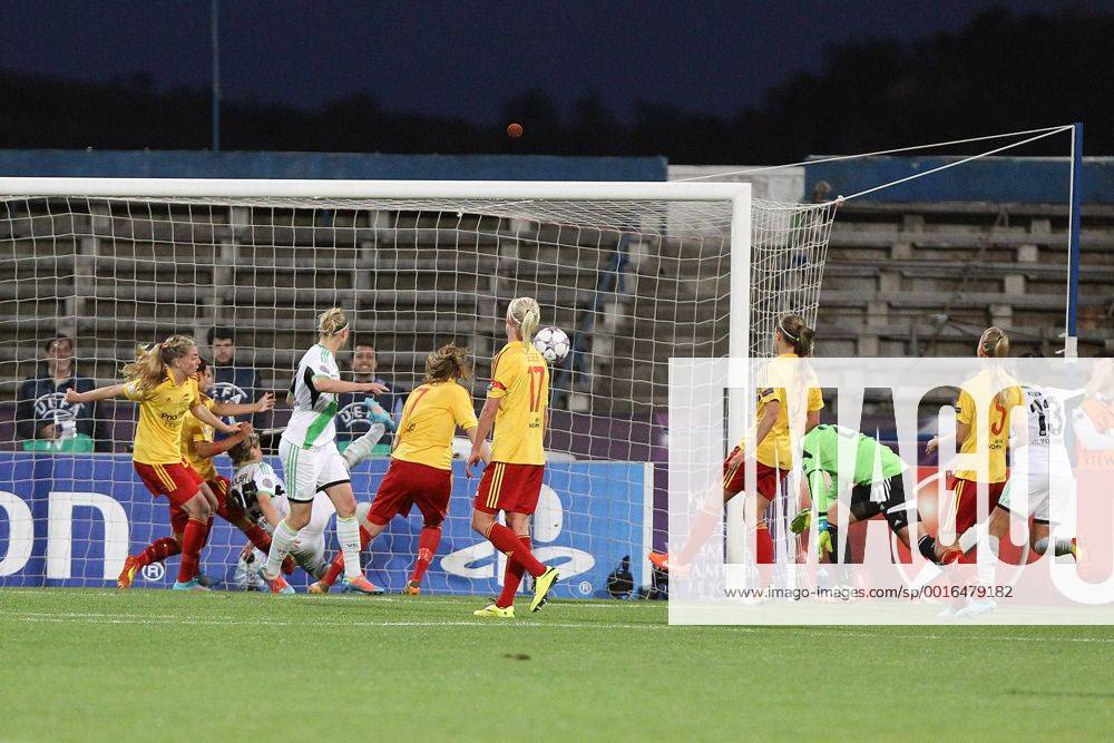 Fussball, Frauen Champions-League, Tyresö FF - VfL Wolfsburg, v.li.: Linda Sembrant (Tyresö FF), Martina Müller (VfL Wolfsburg) erzielt das Tor zum , scores the goal 3:4, Alexandra Popp (VfL Wolfsburg), Lisa Dahlkvist (Tyresö FF), Caroline Seger (Tyresö FF), Whitney Engen (Tyresö FF), Carola Söberg (Tyresö FF), Line Röddik (Tyresö FF), Nadine Keßler (VfL Wolfsburg)