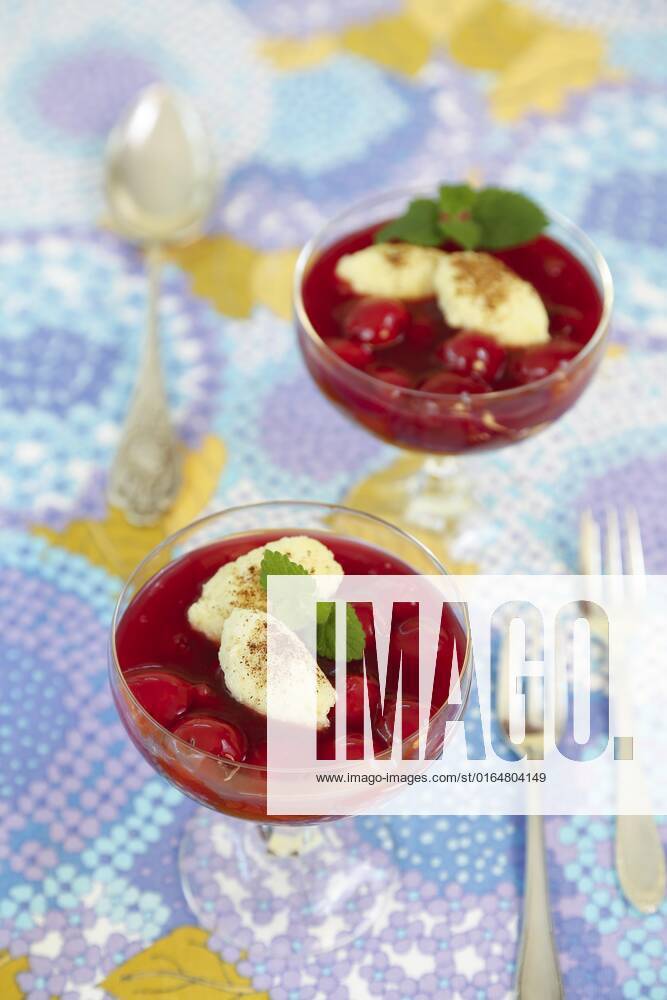 IMAGO Creative, Jahreszeit Sommer, Kirschen Schwäbische Küche, süße Grießklößen mit Kirschkompott, Süßspeise, Obst, vegetarisch, Nachspeise, Dessert, Glaskelche, Dessertschalen, typisch Schwäbisch neu interpretiert, Traditionsküche, Foodfotografie, Studio, Deutschland, Europa