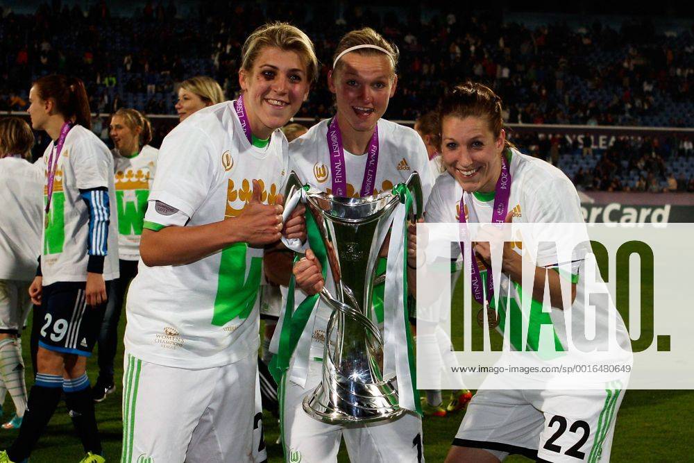 Fussball, Frauen Champions-League, Tyresö FF - VfL Wolfsburg, v.li.: Luisa Wensing (VfL Wolfsburg), Alexandra Popp (VfL Wolfsburg), Verena Faißt (VfL Wolfsburg) mit dem Pokal.