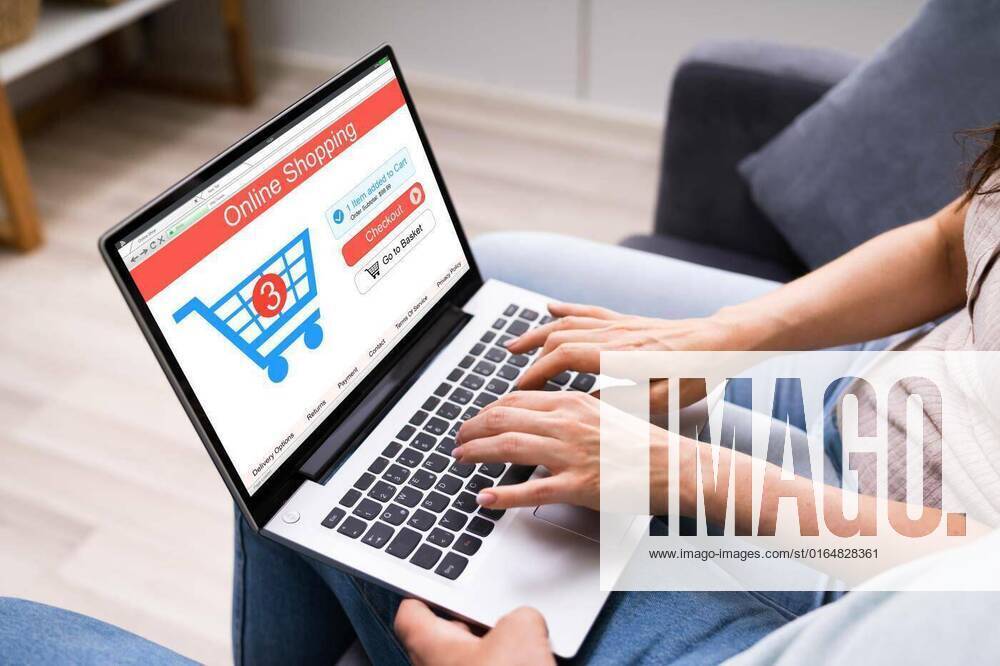 Couple Shopping Online, Couple Family Shopping Online In Ecommerce Shop model released, Symbolfoto , 16.08.2020 20:08:55,