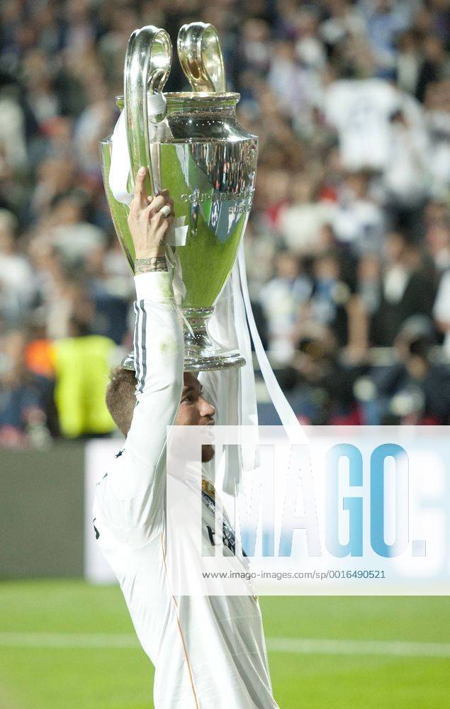 Siegerehrung: Sergio RAMOS (MAD) jubelt mit dem Champions League Pokal. Fussball international UEFA Championsleague FINALE 2014: Real Madrid CF - Club Atletico de Madrid im Estadio do Lisboa e Benfica in Lissabon, Portugal am 24.05.2014,