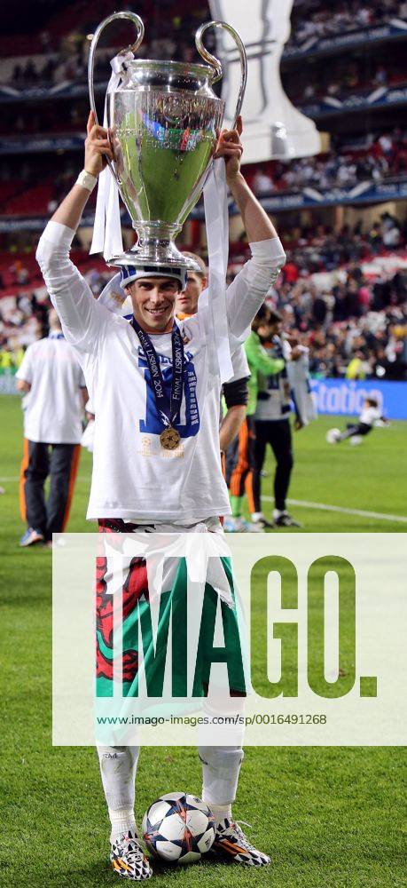 Lissabon Fußball Champions League Finale Real Madrid CF vs. Club Atletico de Madrid, Gareth Bale (Real) feiert mit dem Pokal und setzt ihn sich auf den Kopf