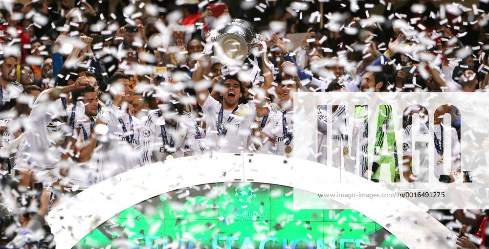 Lissabon Fußball Champions League Finale Real Madrid CF vs. Club Atletico de Madrid, Mitte Pepe (Real) mit dem Pokal