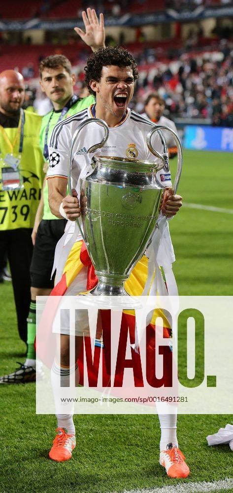 Lissabon Fußball Champions League Finale Real Madrid CF vs. Club Atletico de Madrid, Pepe (Real) jubelt mit Pokal