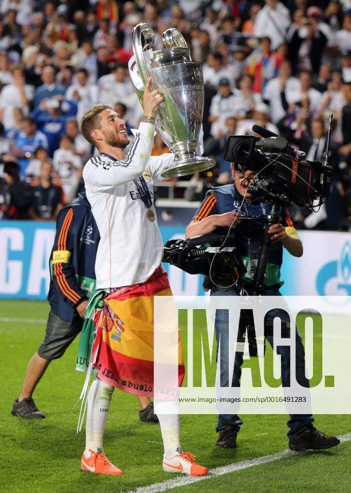 Lissabon Fußball Champions League Finale Real Madrid CF vs. Club Atletico de Madrid, Sergio Ramos (Real) jubelt mit dem Pokal