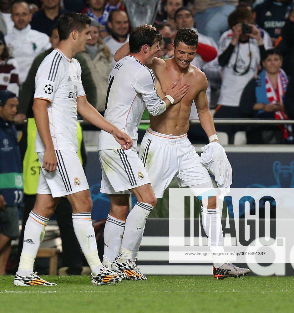 Lissabon Fußball Champions League Finale Real Madrid CF vs. Club Atletico de Madrid, Mitte Cristiano Ronaldo (Real) zieht sich das Trikot aus nach seinem Treffer, Mitte Gareth Bale (Real)