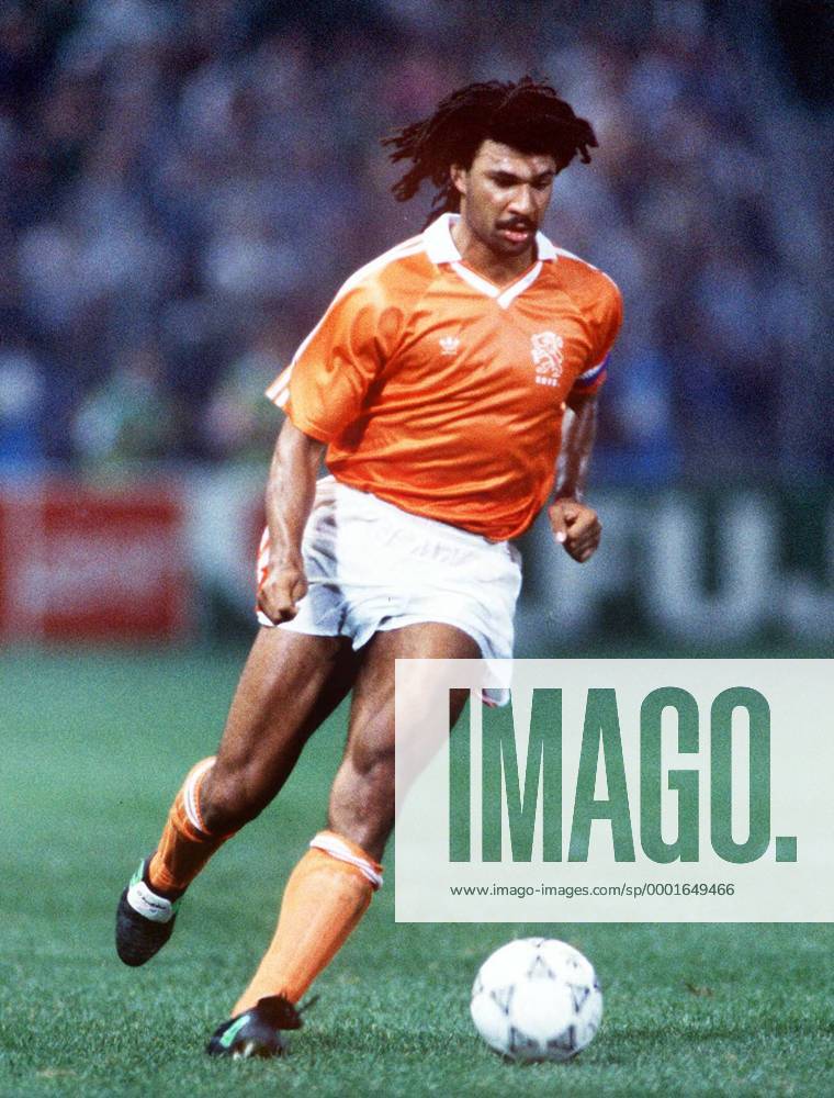 Ruud Gullit (Niederlande) am Ball - Fußball WM Herren Weltmeisterschaft 1990, Nationalmannschaft, Nationalteam, Nationaltrikot, Länderspiel, Gruppe F Einzelbild Palermo Dynamik,