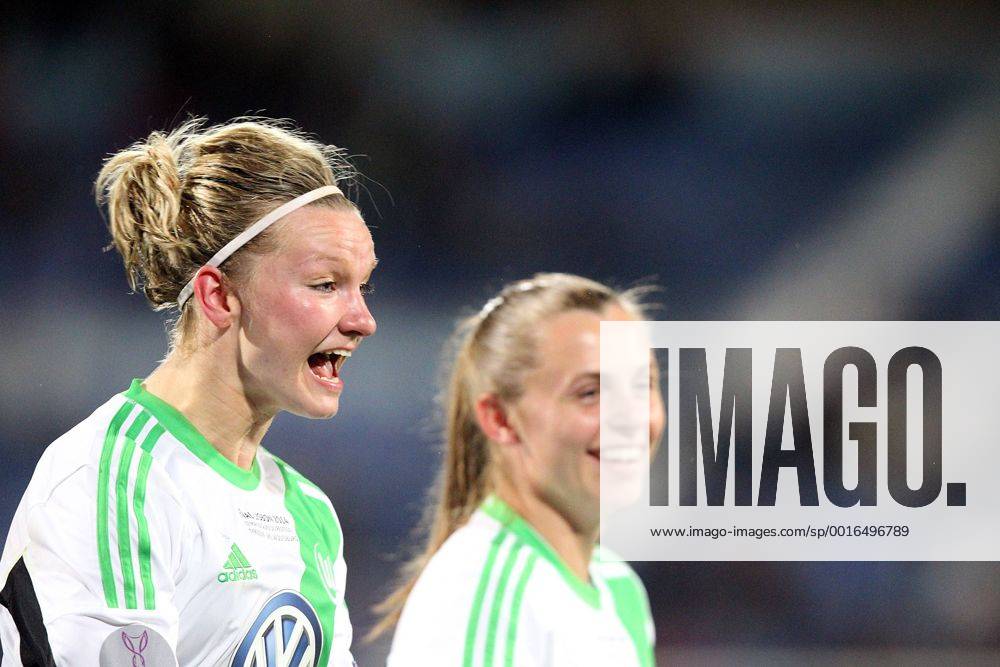 Fussball, Frauen Champions-League, Tyresö FF - VfL Wolfsburg, v.li.: Freude und Jubel bei den Spielerinnen vom VfL Wolfsburg über den Gewinn, mit Alexandra Popp (VfL Wolfsburg) und Noelle Maritz (VfL Wolfsburg)