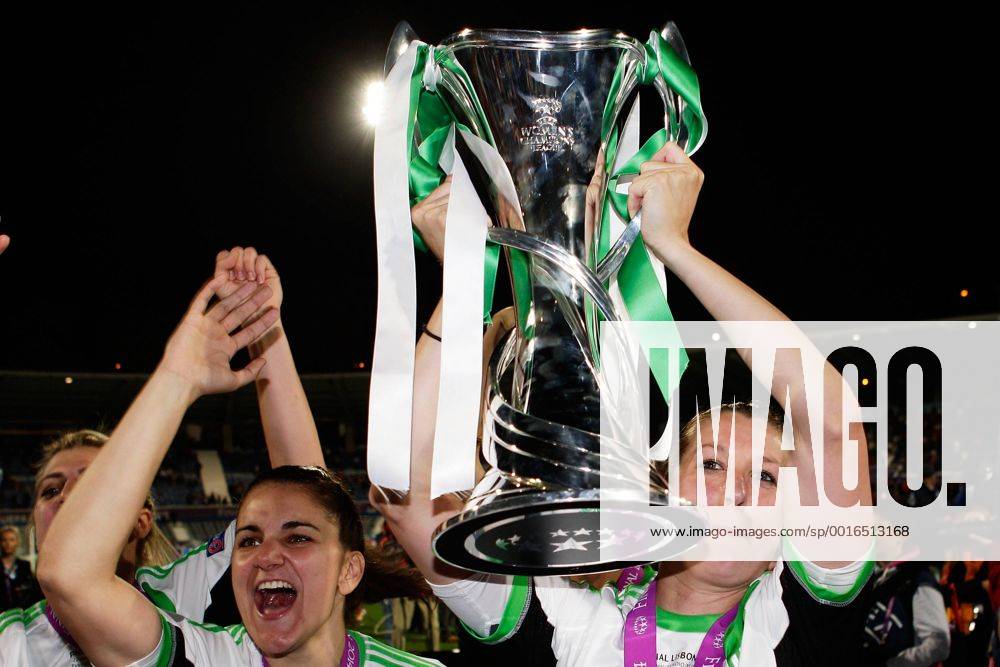 Fussball, Frauen Champions-League, Tyresö FF - VfL Wolfsburg, v.li.: Jovana Damnjanovic (VfL Wolfsburg), Verena Faißt (VfL Wolfsburg) mit dem Pokal.