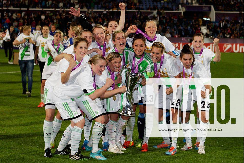 Fussball, Frauen Champions-League, Tyresö FF - VfL Wolfsburg, v.li.: Wolfsburger Spielerinnen feiern mit dem Pokal.