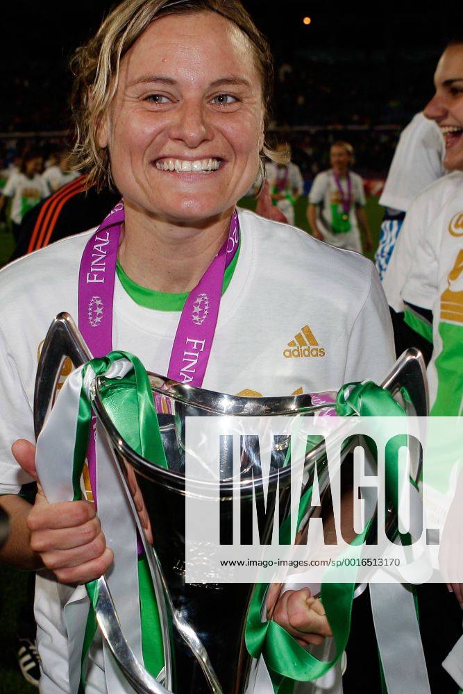 Fussball, Frauen Champions-League, Tyresö FF - VfL Wolfsburg, v.li.: Martina Müller (VfL Wolfsburg) mit dem Pokal.