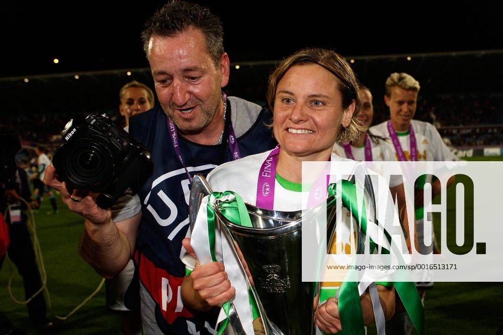 Fussball, Frauen Champions-League, Tyresö FF - VfL Wolfsburg, v.li.: Martina Müller (VfL Wolfsburg) mit dem Pokal.
