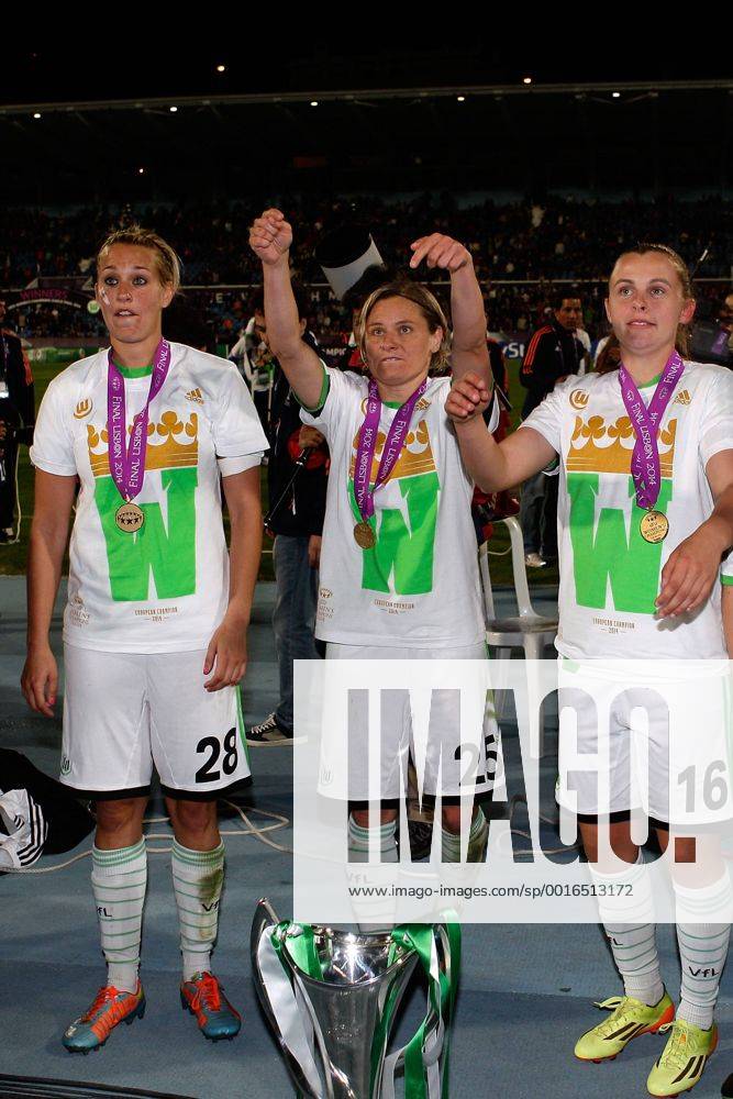 Fussball, Frauen Champions-League, Tyresö FF - VfL Wolfsburg, v.li.: Lena Goeßling (VfL Wolfsburg), Martina Müller (VfL Wolfsburg), Noelle Maritz (VfL Wolfsburg) mit dem Pokal.