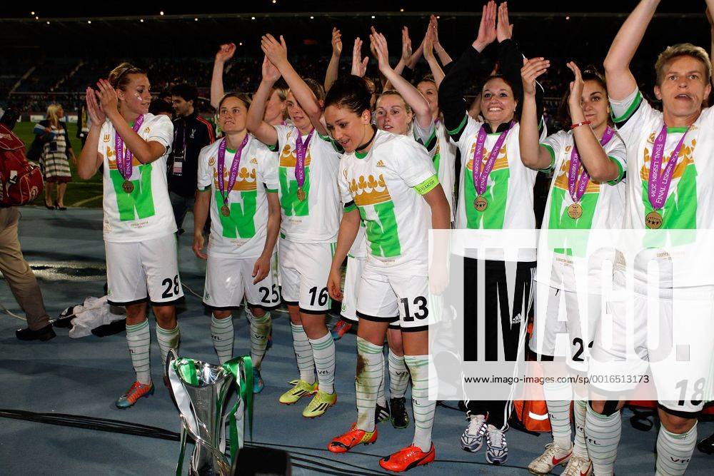 Fussball, Frauen Champions-League, Tyresö FF - VfL Wolfsburg, v.li.: Wolfsburger Spielerinnen feiern mit dem Pokal.