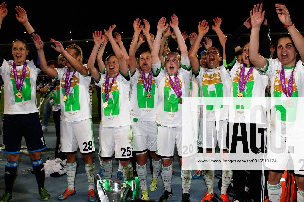 Fussball, Frauen Champions-League, Tyresö FF - VfL Wolfsburg, v.li.: Wolfsburger Spielerinnen feiern mit dem Pokal.