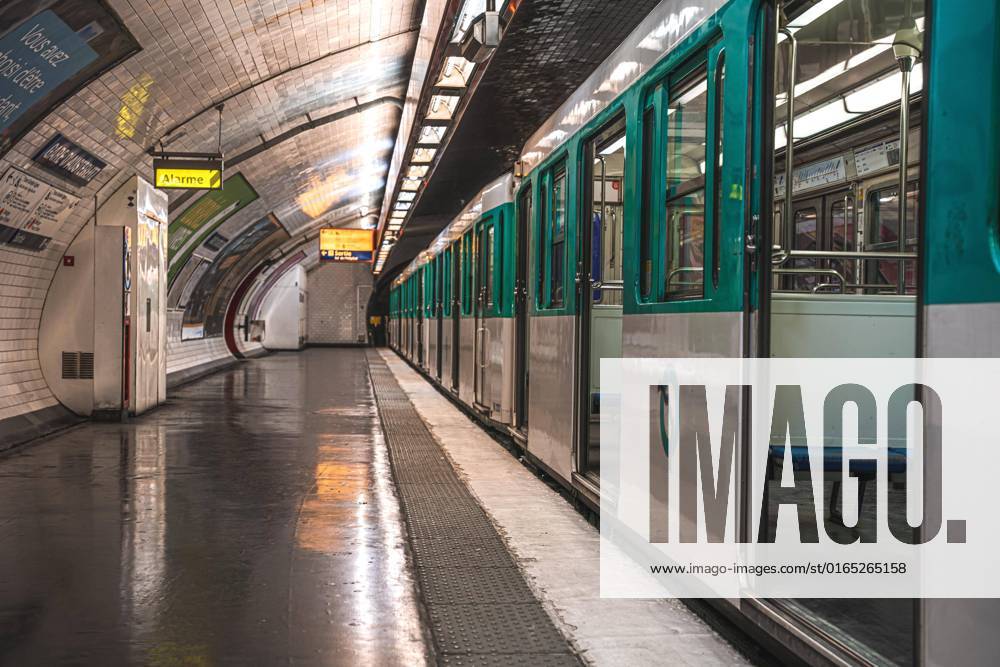 Leere Ubahn mit offenen Türen in einem Bahnhof bei Nacht, Paris, Frankreich, Europa