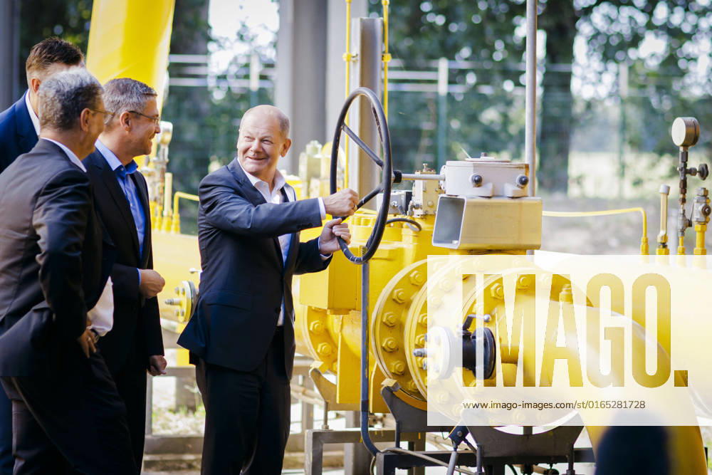 Olaf Scholz (SPD), Bundeskanzler, besichtigt auf Einladung von Potsdams Oberbuergermeister Mike Schubert (SPD) die Stadtwerke Potsdam um sich ueber die Sicherheit der Energieversorgung der Stadt Potsdam zu informieren. Potsdam, 12.08.2022. Potsdam Germany