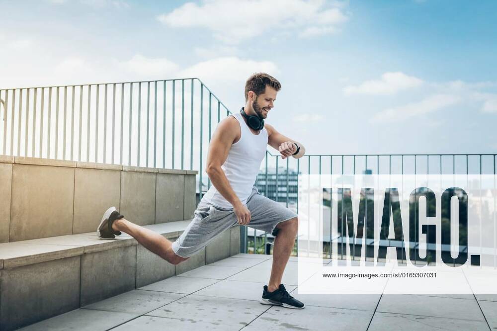 IMAGO Kreativ: Urbane Kultur - Sommer auf den Dächern Outdoor workout on a rooftop terrace, Outdoor health and fitness workout on a rooftop terrace, Outdoor health and fitness workout on a rooftop terrace model released, Symbolfoto , 27.11.2020,