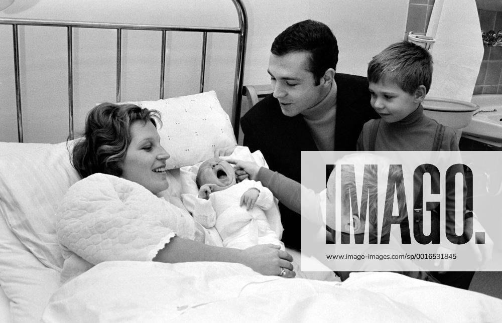 FUSSBALL 1. BUNDESLIGA SAISON 1968 1969 Fotoshooting Franz Beckenbauer (FC Bayern München) 03.12.1968 Franz BECKENBAUER (Mitte) besucht seine Frau Brigitte bei der Geburt seines 3. Sohnes Stephan in der Klinik. Die Kinder Thomas (re) und Michael sind ebenfalls mit dabei. MODELxRELEASExx