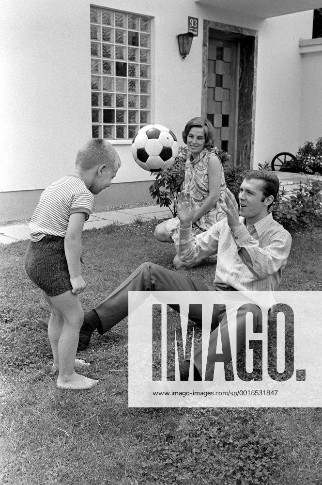 FUSSBALL 1. BUNDESLIGA SAISON 1968 1969 Fotoshooting Franz Beckenbauer (FC Bayern München) 18.06.1968 Franz BECKENBAUER (re) spielt mit seinem Sohn Thomas (links) Fussball, Frau Brigitte (hinten) sieht zu. MODELxRELEASExx