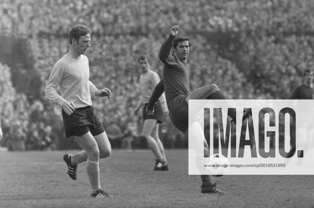 FUSSBALL 1. BUNDESLIGA SAISON 1968 1969 29.Spieltag Borussia Dortmund - FC Bayern München 19.04.1969 Lothar EMMERICH (Dortmund links) gegen Franz BECKENBAUER (FC Bayern rechts) MODELxRELEASExx