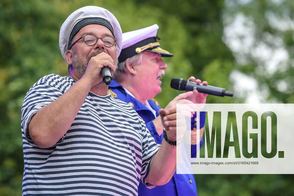 Entertainment Musik, SchlagerHammer-Tour 2022 in Oranienburg, v.l.Klaus und Klaus im Schlosspark Oranienburg bei der SchlagerHammer-Tour 2022. Oranienburg