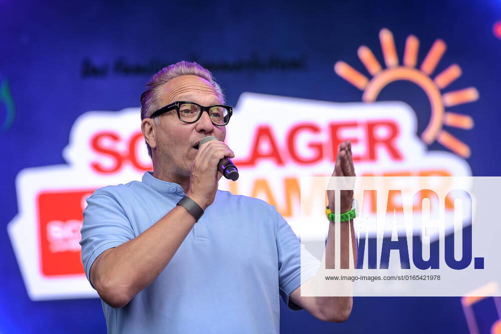 Entertainment Musik, SchlagerHammer-Tour 2022 in Oranienburg, v.l.Schlagerradio CEO Oliver Dunk im Schlosspark Oranienburg bei der SchlagerHammer-Tour 2022. Oranienburg