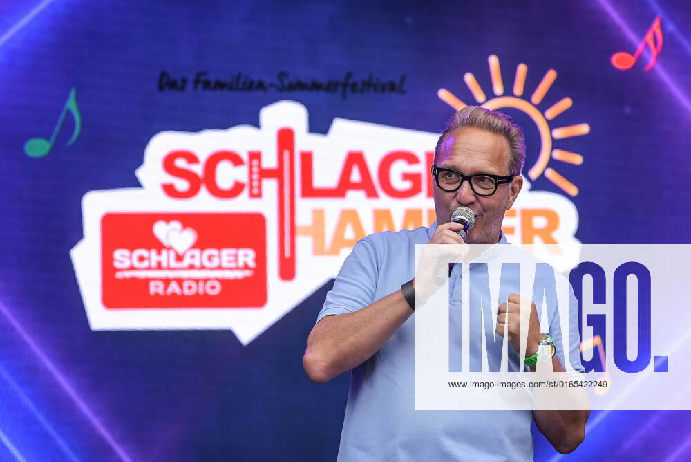 Entertainment Musik, SchlagerHammer-Tour 2022 in Oranienburg, v.l.Schlagerradio CEO Oliver Dunk im Schlosspark Oranienburg bei der SchlagerHammer-Tour 2022. Oranienburg
