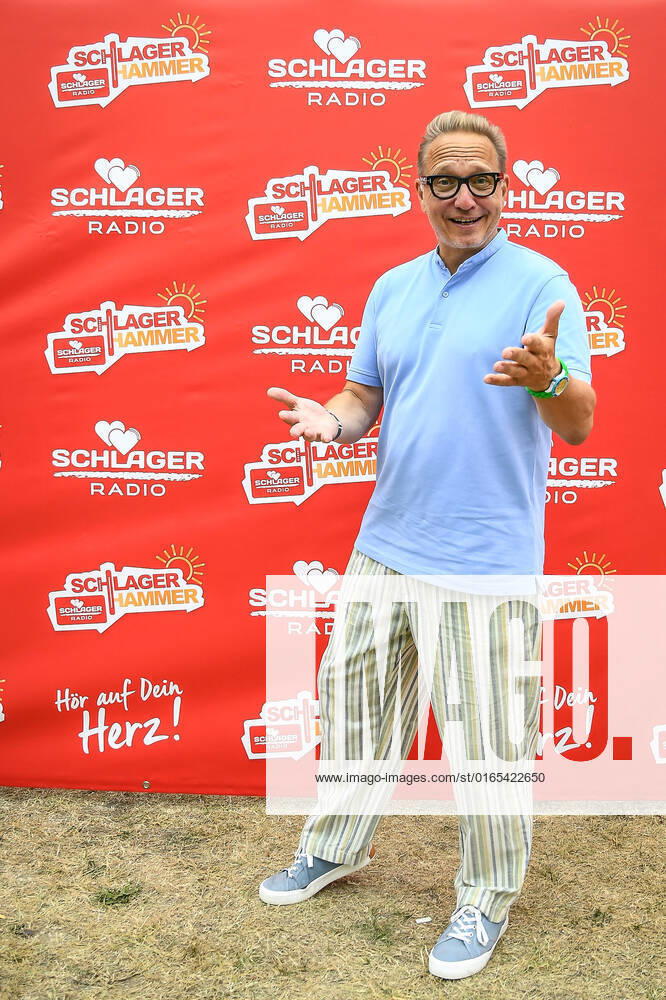 Entertainment Musik, SchlagerHammer-Tour 2022 in Oranienburg, v.l.Schlagerradio CEO Oliver Dunk im Schlosspark Oranienburg bei der SchlagerHammer-Tour 2022. Oranienburg