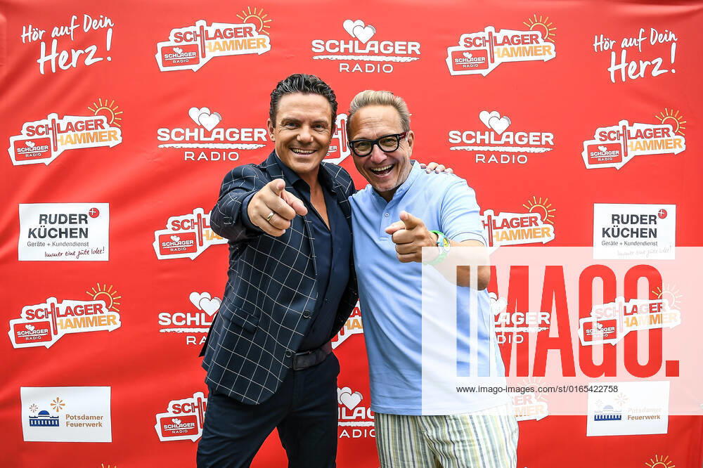 Entertainment Musik, SchlagerHammer-Tour 2022 in Oranienburg, v.l.Stefan Mross und Schlagerradio CEO Oliver Dunk im Schlosspark Oranienburg bei der SchlagerHammer-Tour 2022. Oranienburg