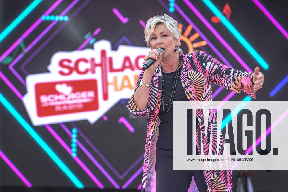 Entertainment Musik, SchlagerHammer-Tour 2022 in Oranienburg, v.l.Claudia Jung im Schlosspark Oranienburg bei der SchlagerHammer-Tour 2022. Oranienburg