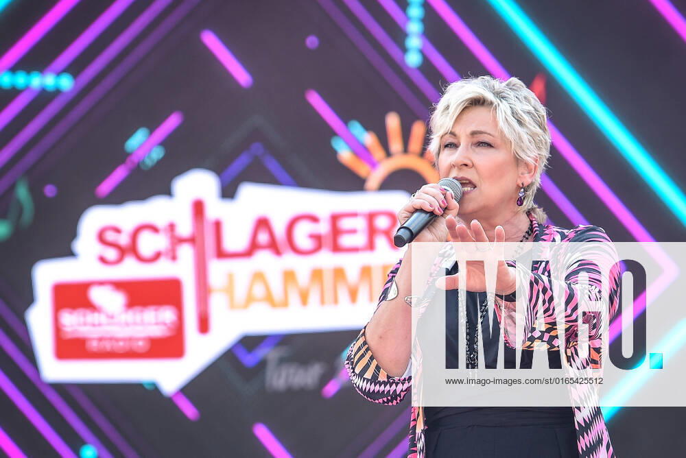 Entertainment Musik, SchlagerHammer-Tour 2022 in Oranienburg, v.l.Claudia Jung im Schlosspark Oranienburg bei der SchlagerHammer-Tour 2022. Oranienburg