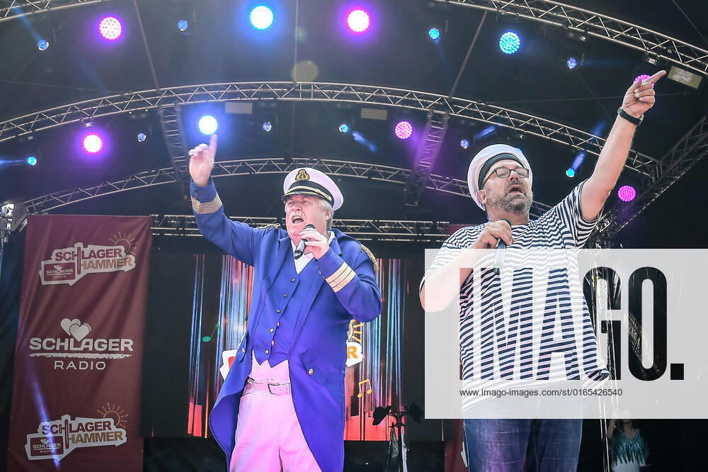 Entertainment Musik, SchlagerHammer-Tour 2022 in Oranienburg, v.l.Klaus und Klaus im Schlosspark Oranienburg bei der SchlagerHammer-Tour 2022. Oranienburg