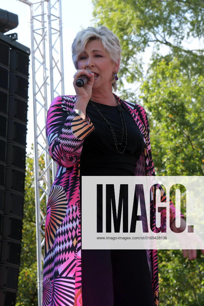 PK zum 8.ten schlagerHammer 2022 Claudia Jung mit Fans beim 8 Schlager Hammer, Austragungsort in ORANIENBURG an der Orangerie Berlin 13.08.2022