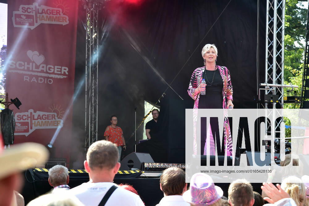 PK zum 8.ten schlagerHammer 2022 Claudia Jung mit Fans beim 8 Schlager Hammer, Austragungsort in ORANIENBURG an der Orangerie Berlin 13.08.2022