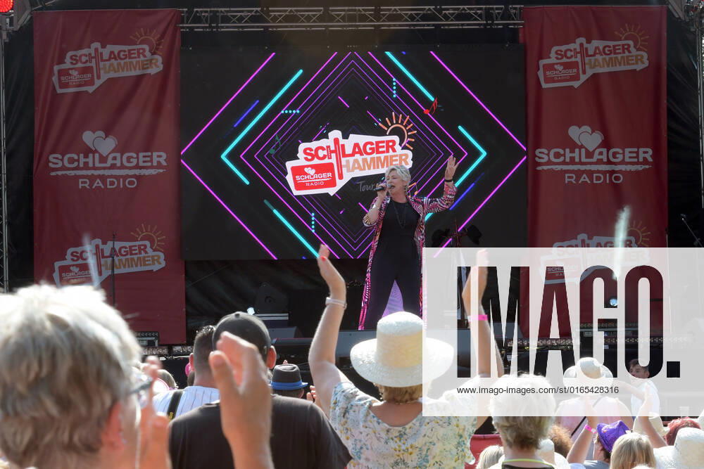 PK zum 8.ten schlagerHammer 2022 Claudia Jung mit Fans beim 8 Schlager Hammer, Austragungsort in ORANIENBURG an der Orangerie Berlin 13.08.2022