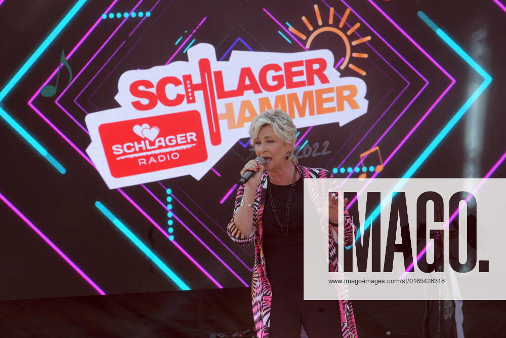 PK zum 8.ten schlagerHammer 2022 Claudia Jung mit Fans beim 8 Schlager Hammer, Austragungsort in ORANIENBURG an der Orangerie Berlin 13.08.2022