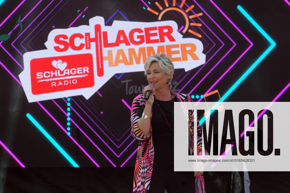 PK zum 8.ten schlagerHammer 2022 Claudia Jung mit Fans beim 8 Schlager Hammer, Austragungsort in ORANIENBURG an der Orangerie Berlin 13.08.2022