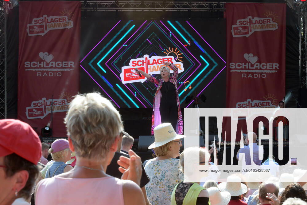 PK zum 8.ten schlagerHammer 2022 Claudia Jung mit Fans beim 8 Schlager Hammer, Austragungsort in ORANIENBURG an der Orangerie Berlin 13.08.2022