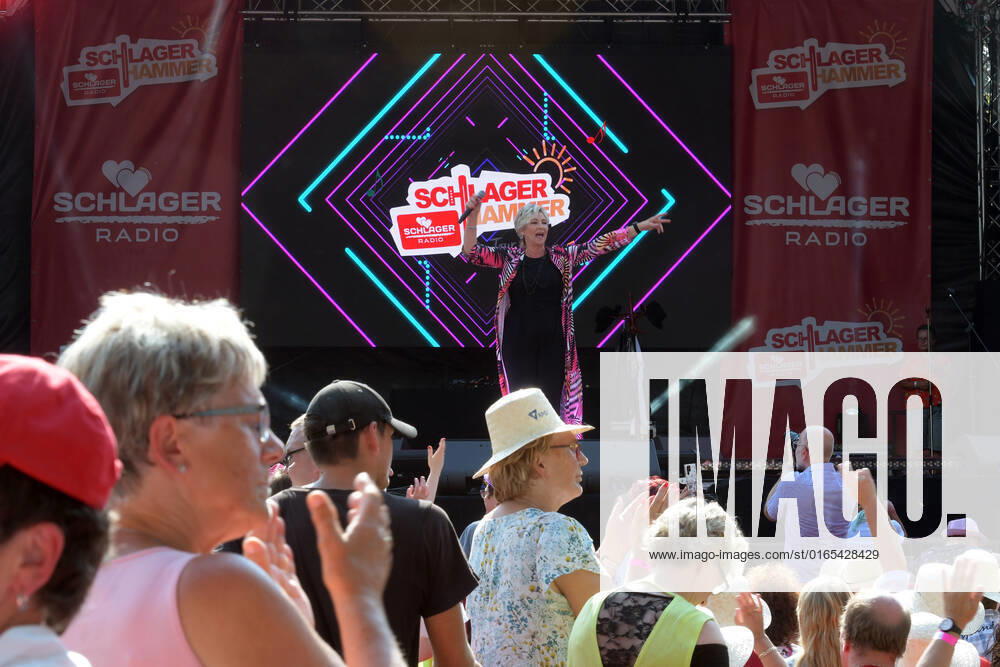 PK zum 8.ten schlagerHammer 2022 Claudia Jung mit Fans beim 8 Schlager Hammer, Austragungsort in ORANIENBURG an der Orangerie Berlin 13.08.2022